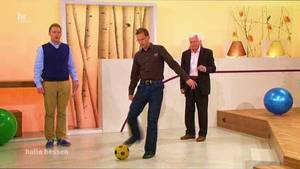 Dr. Gumpert schießt mit Dieter Kürten auf die Torwand