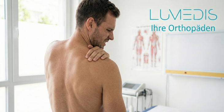 Mann mit Schmerzen am Schulterblatt