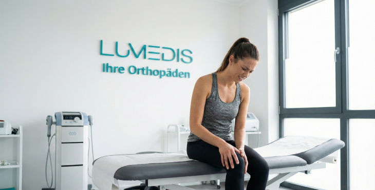 Frau mit Schmerzen oberhalb der Kniescheibe