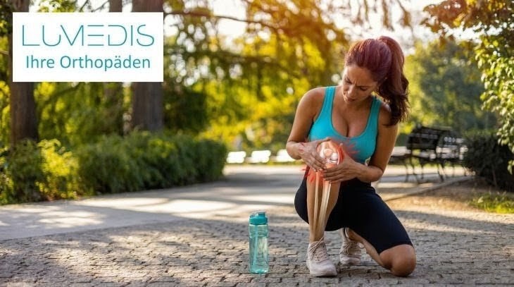 Frau mit Knieschmerzen beim Joggen