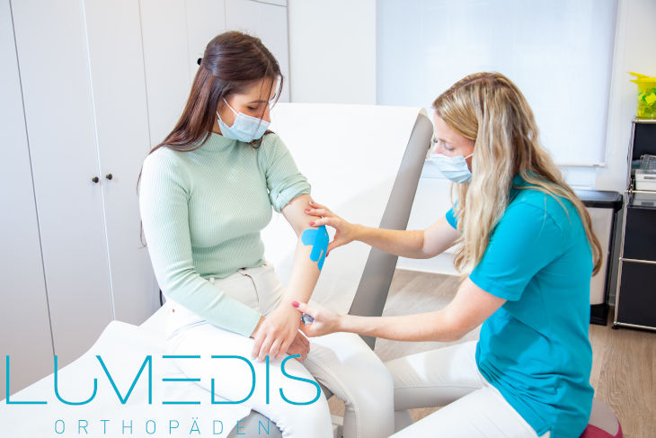 Kinesio-Tape am Ellenbogen