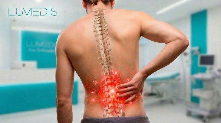 Abbildung eines Mannes mit lumbalen Rückenschmerzen Abbildung eines Mannes mit lumbalen Rückenschmerzen