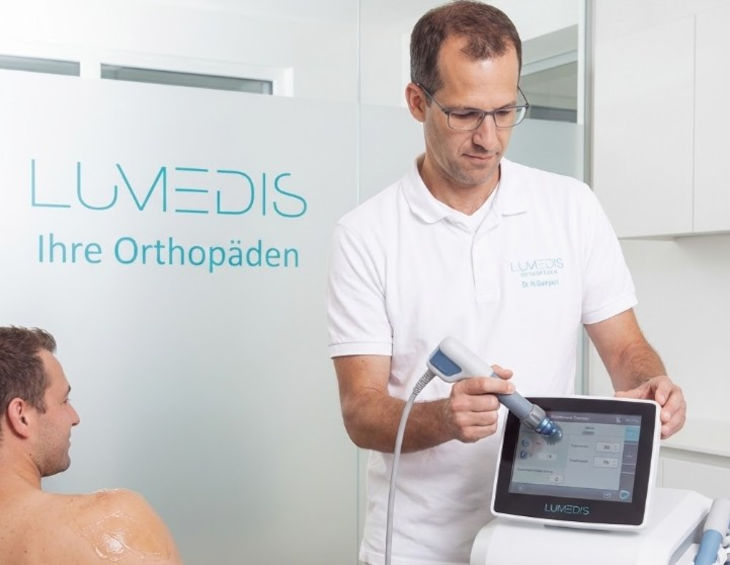 Dr. Gumpert macht fokussierte Stoßwellentherapie bei Lumedis in Frankfurt Dr. Gumpert macht fokussierte Stoßwellentherapie bei Lumedis in Frankfurt